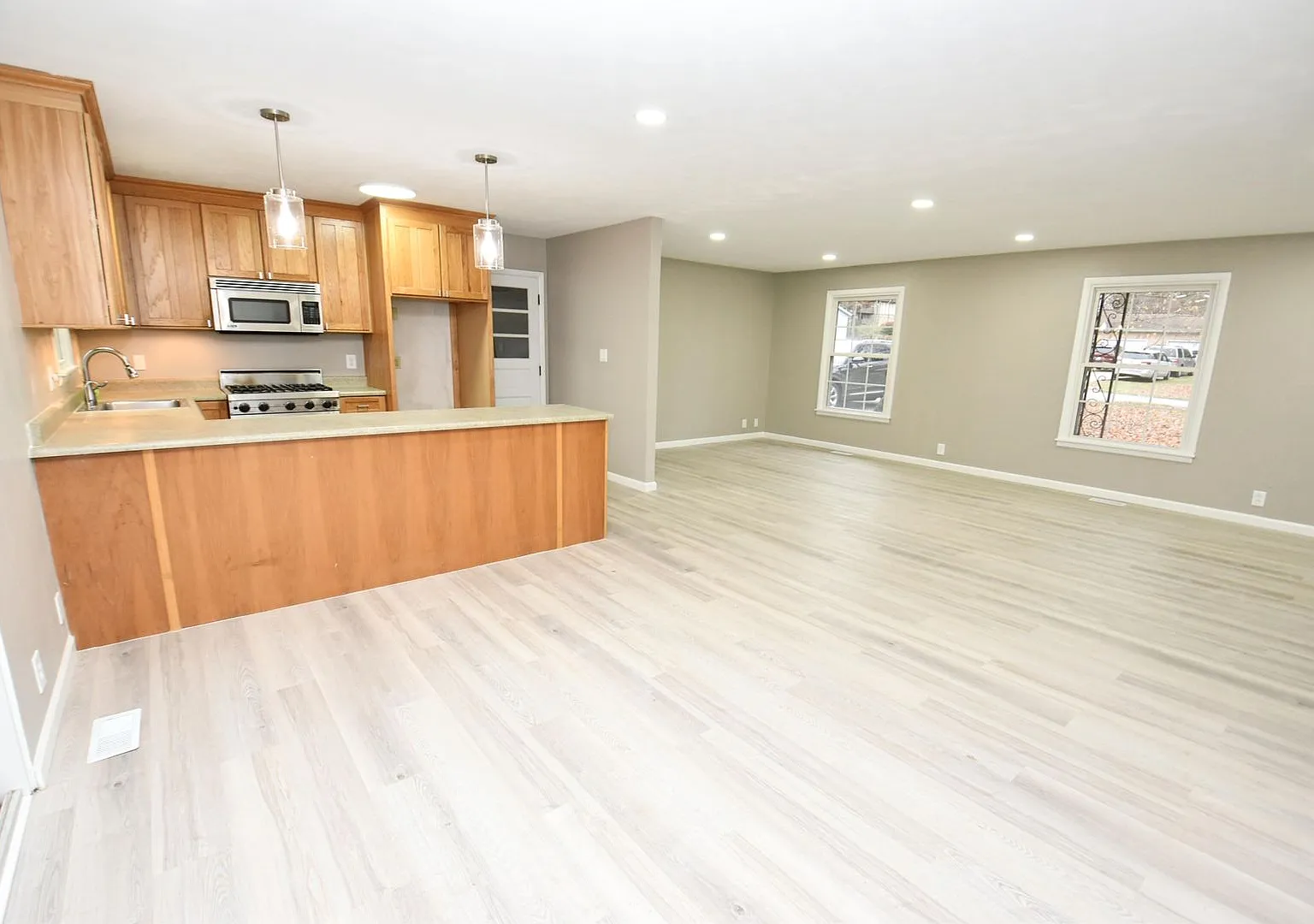 Inground swimming pool, Generac Generator, 3 bedroom 1.5 bath home in South Bend IN — Photo 4
