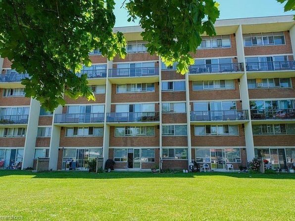 1050 Stainton Dr #322, Mississauga, ON L5C 2T7