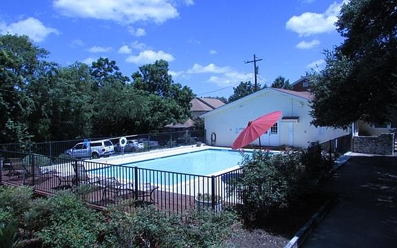 2nd image of 823 E Oltorf St