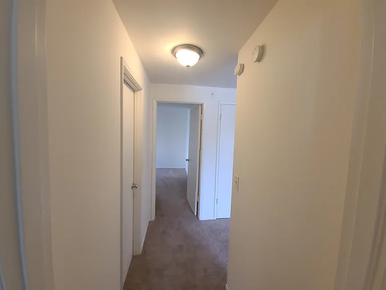 Mont Clare Apartments — Photo 7