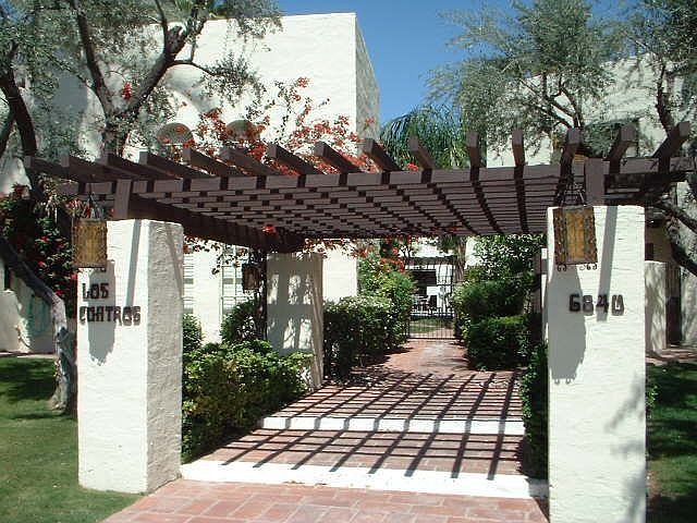 Entrance to "Los Cuatros"