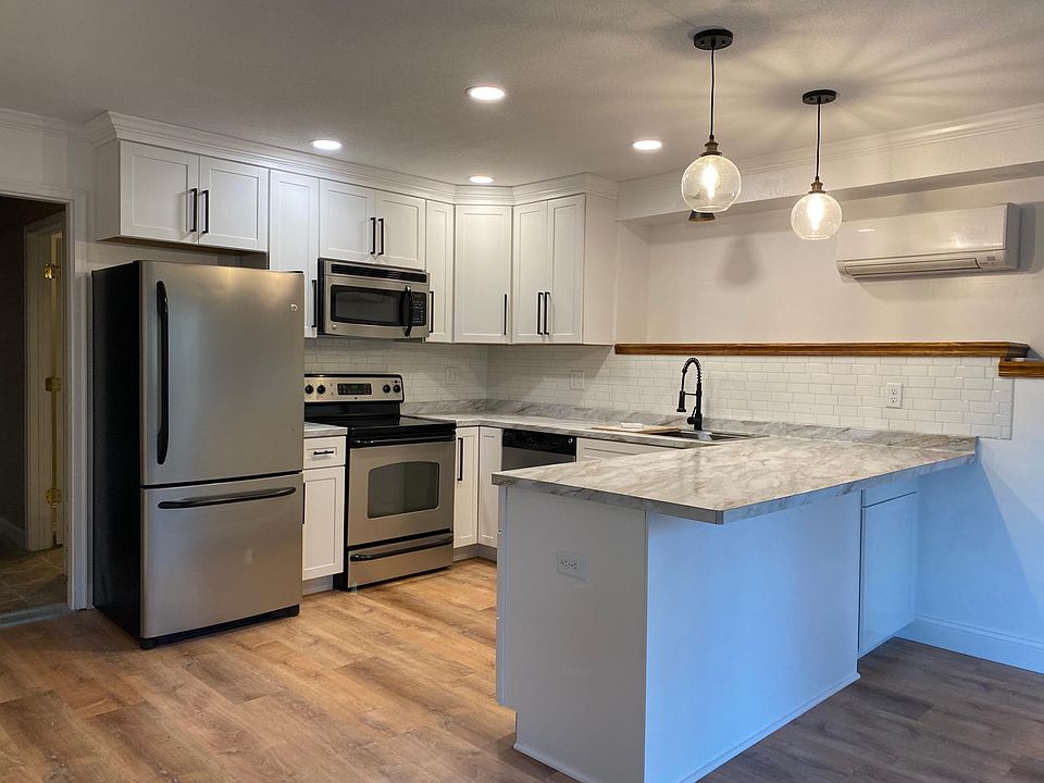Brand new kitchen w/ stainless steel appliances