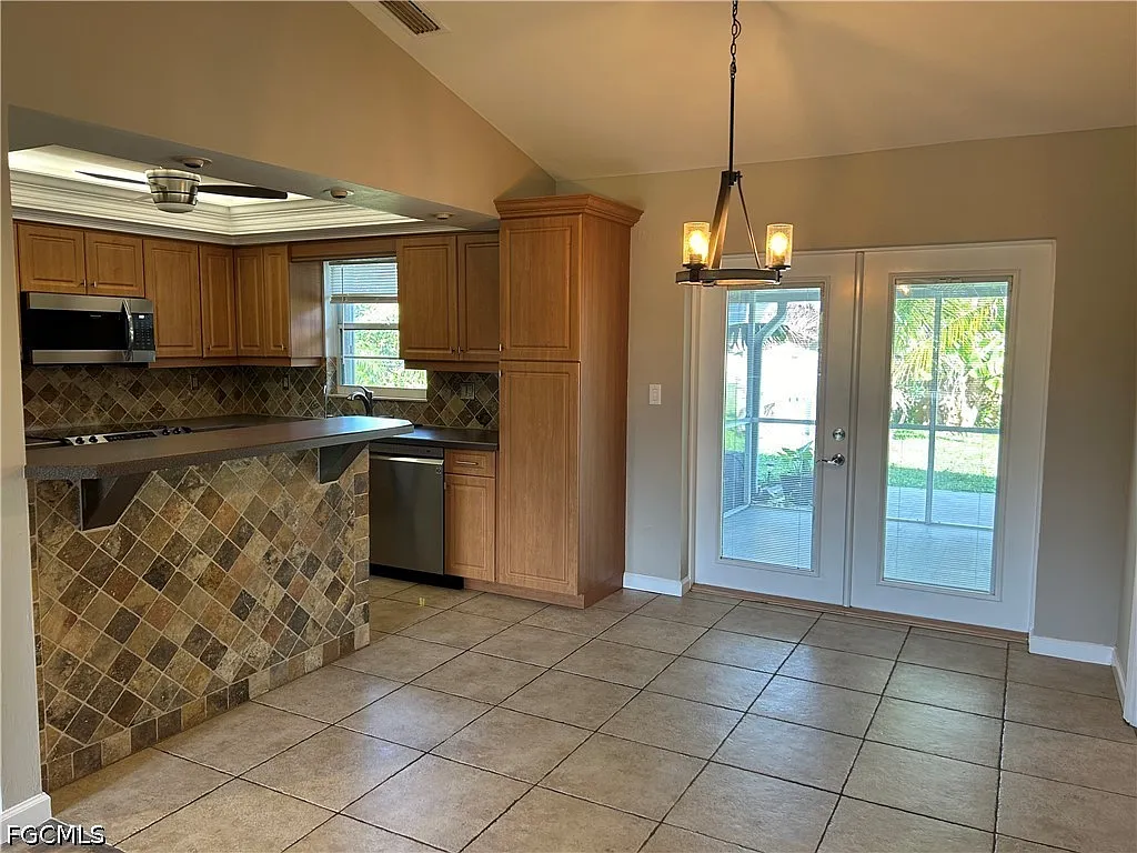 3 bed, 2.0 bath, 1654 sqft, $1,900 — Photo 4