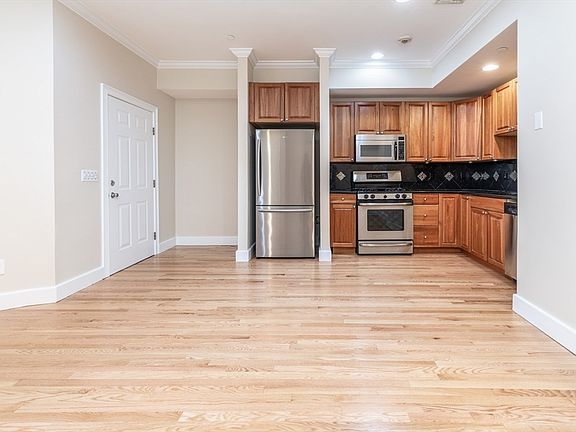4th image of 82 E Brookline St APT 1