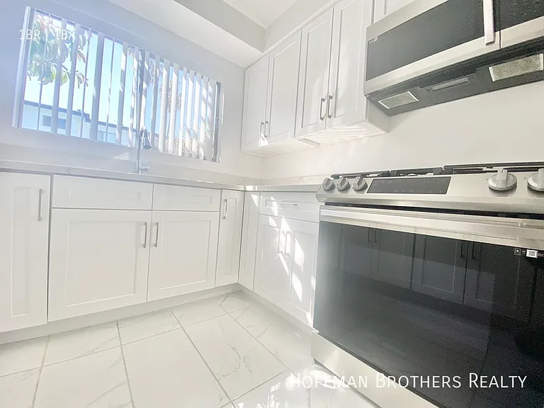12410 Chandler Blvd — Photo 13