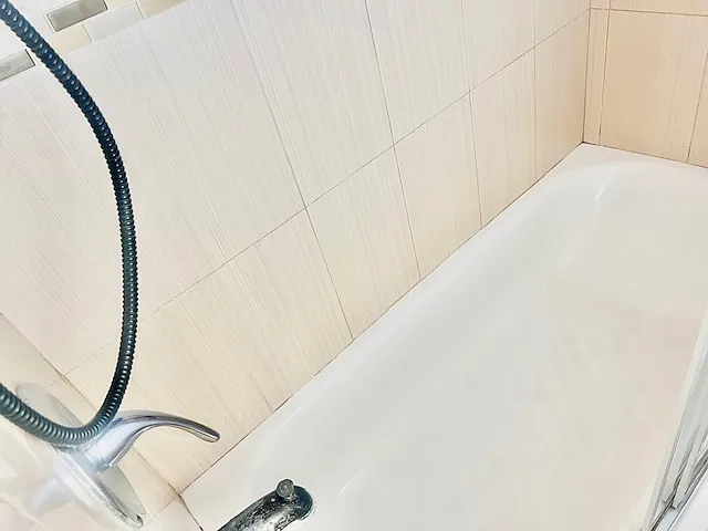 Master Bedroom En-suite Full-bath w/ Shower, Tub and private Toilet area