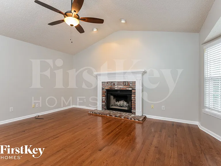 682 Brandy Dr — Photo 3