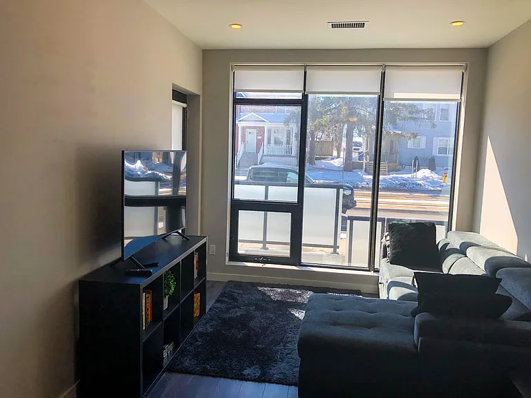690 King St W #105 — Photo 8