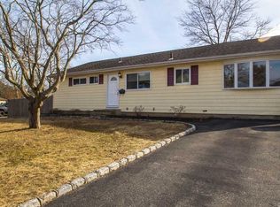 8 Bertram St, Islip, NY 11751