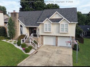 33 Meadowbrook Cir, Hurricane, WV 25526