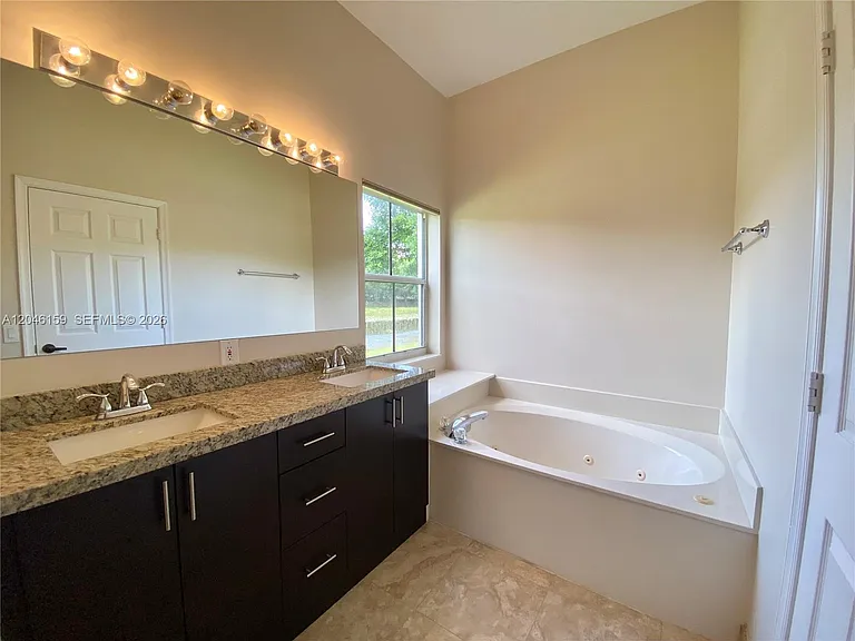 837 Tanglewood Cir — Photo 10