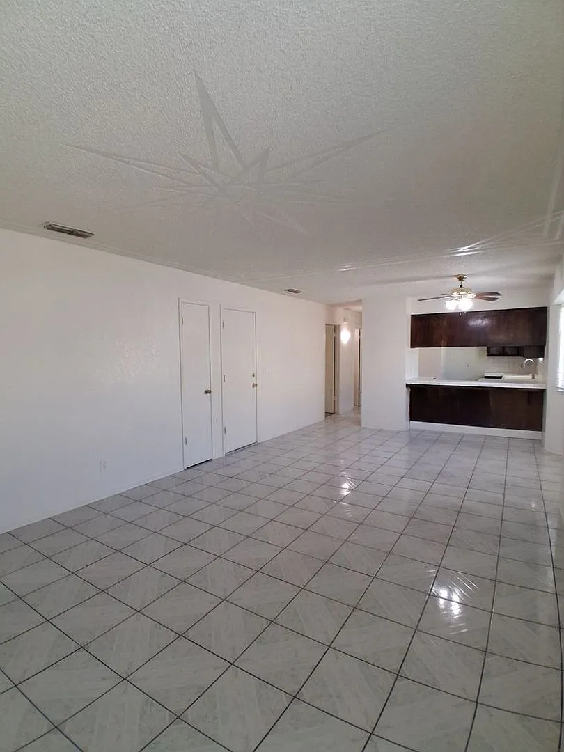Special: First Month Rent Off!! Spacious 3 Bedroom With Garage Located On Ashlan & Cornelia! — Photo 4