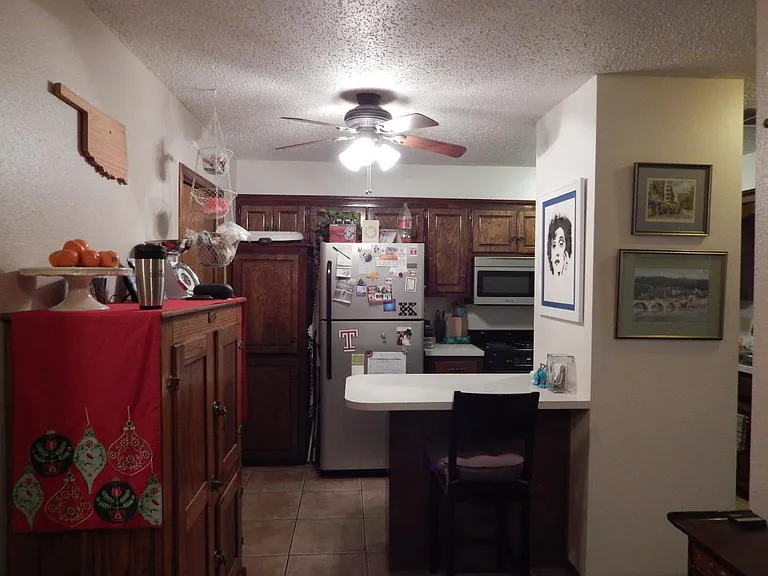 Kitchen/Eat-In Counter