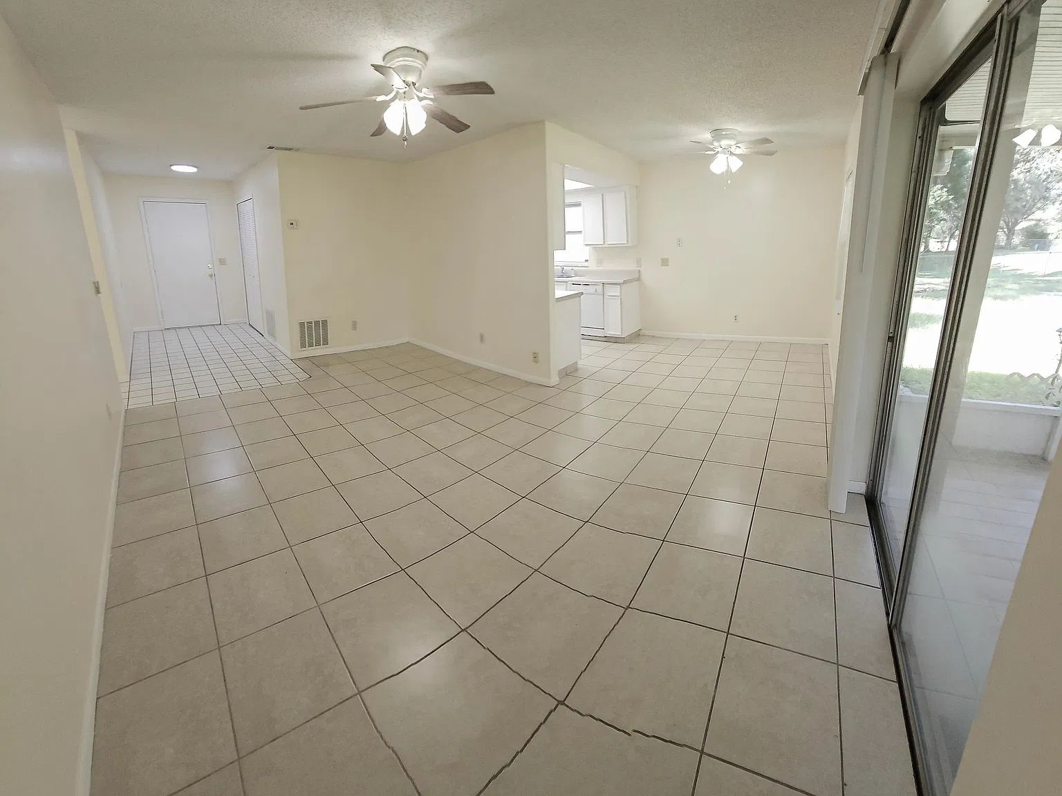 5 bed, 1844 sqft, $2,995 — Photo 4
