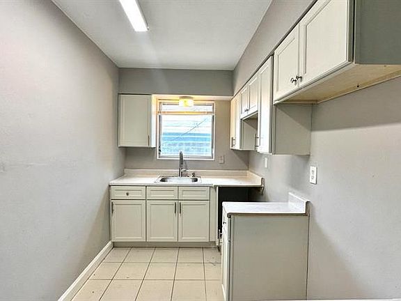 4th image of 1021 NE 8th Ave #2