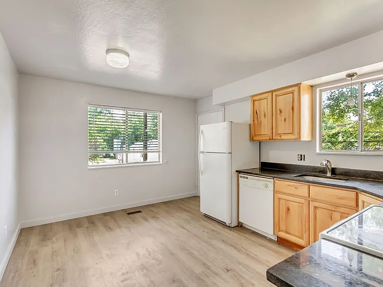 505 E Mansfield Ave — Photo 7