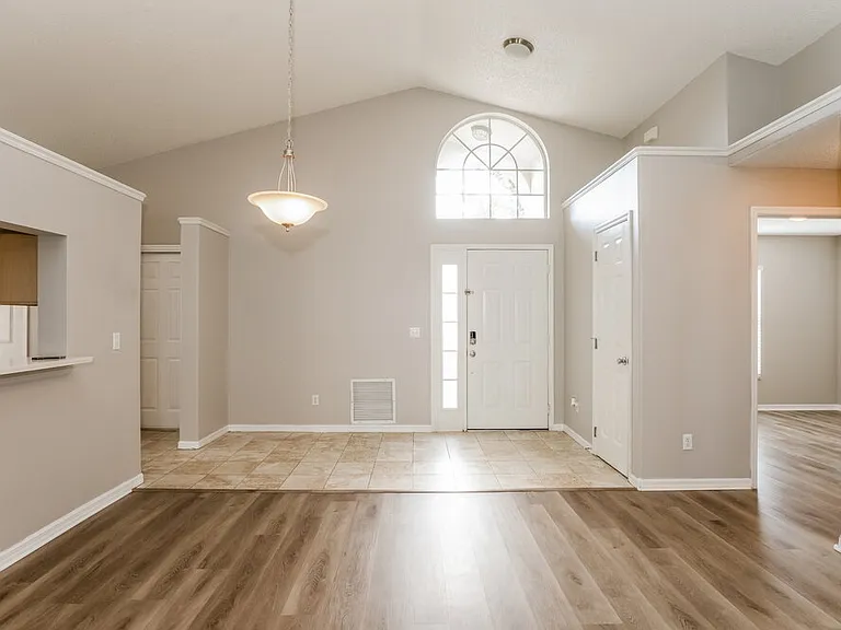 466 Valencia Place Cir — Photo 4