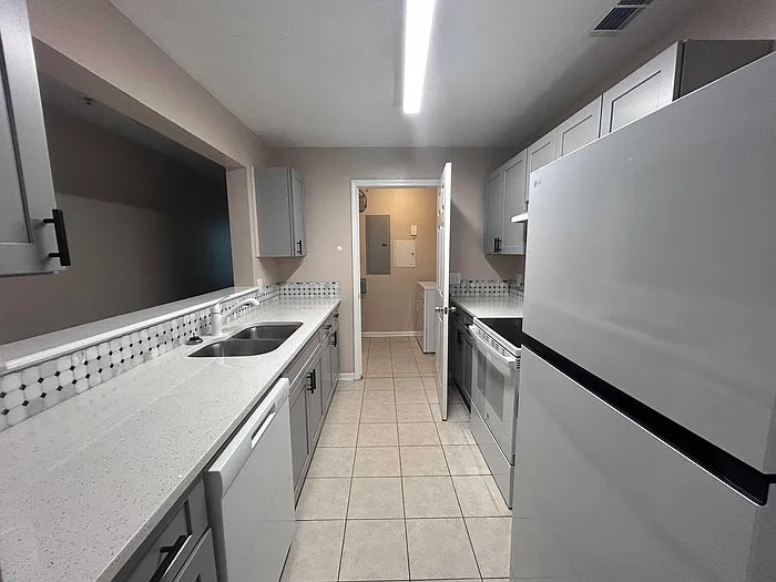 3 bed, 2.0 bath, 1292 sqft, $1,595 — Photo 3