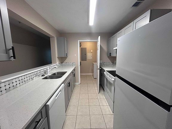 3rd image of 7101 Fairington Ridge Cir
