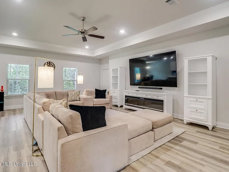 4937 Fern Dr — Photo 6