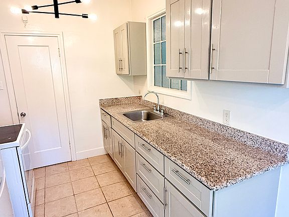 2nd image of 2555 Virginia St #307