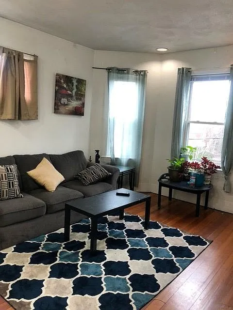 3 bed, 1100 sqft, $3,600 — Photo 2