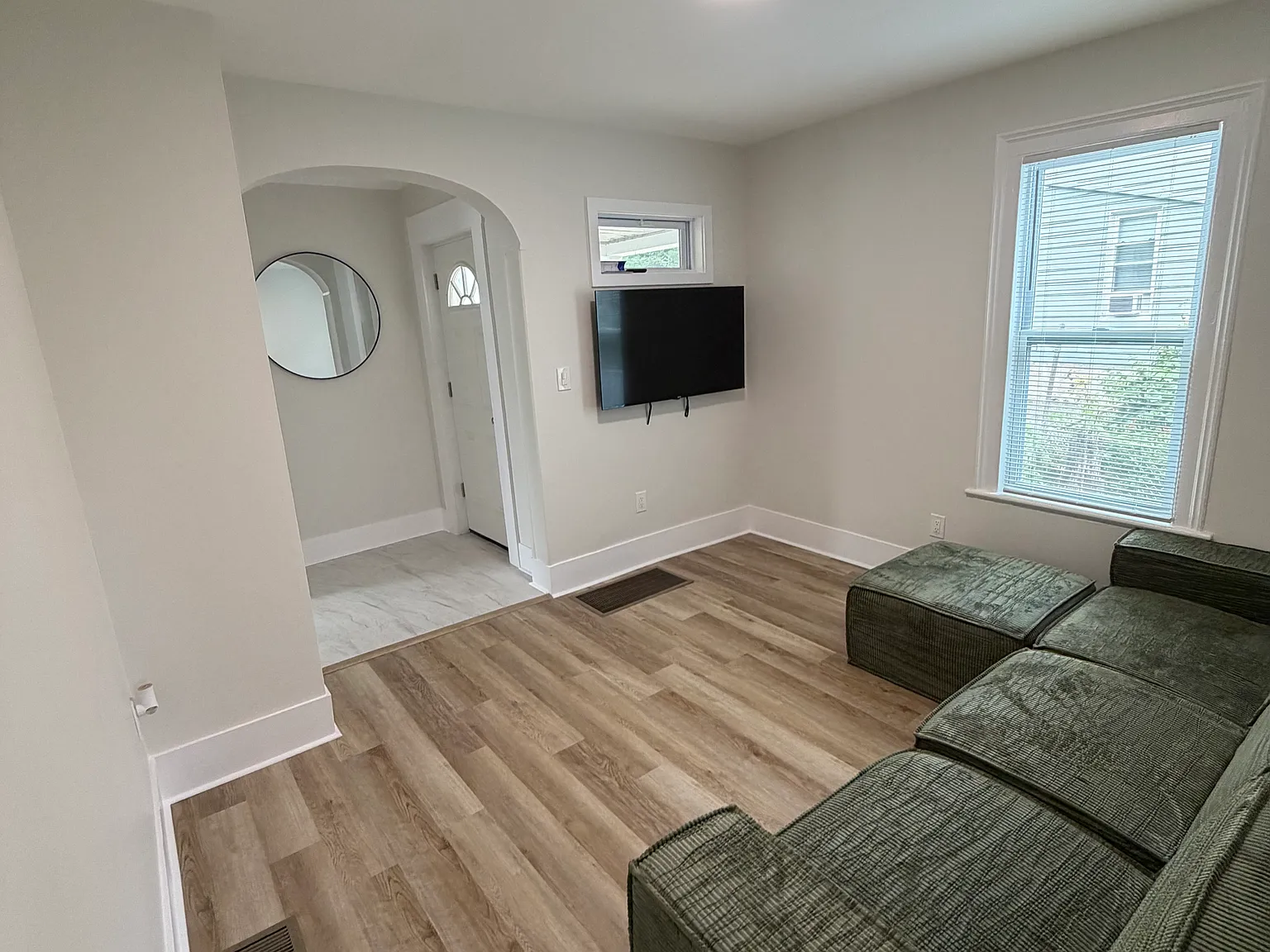 2 bed, 1000 sqft, $1,600 — Photo 2