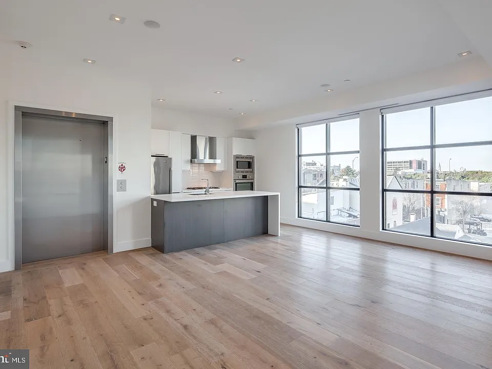 240 N 2nd St #4E