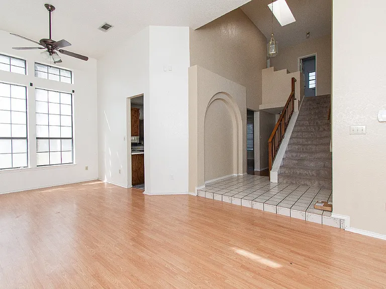 2304 Iowa Dr — Photo 3