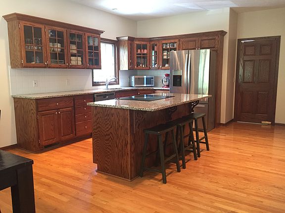3rd image of 16475 Dixon Dr