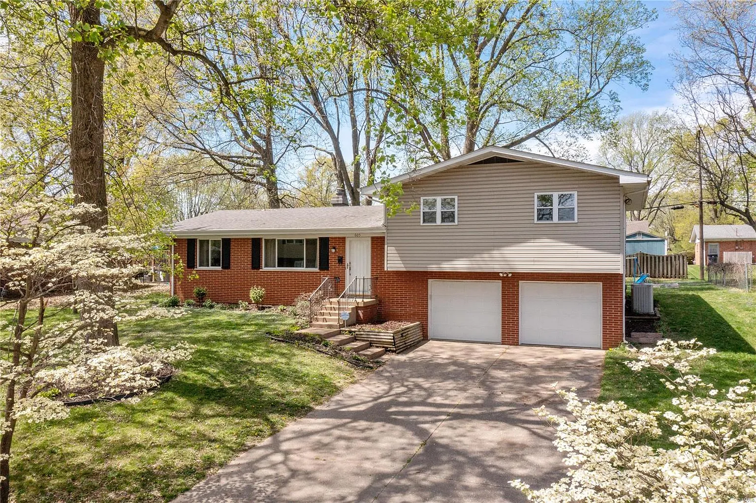 605 Springdale Dr photo 1