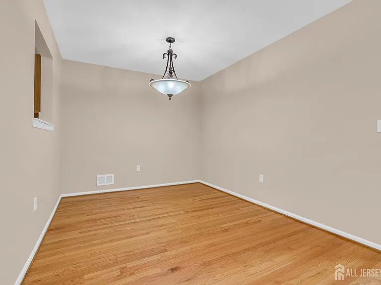8 Edith Dr — Photo 12