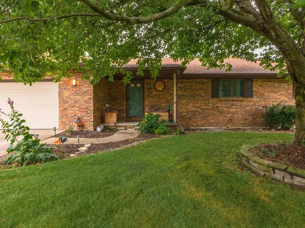 16064 Raintree Rd, Bloomington, IL 61705