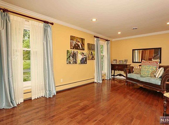 4th image of 553 Knoll Dr