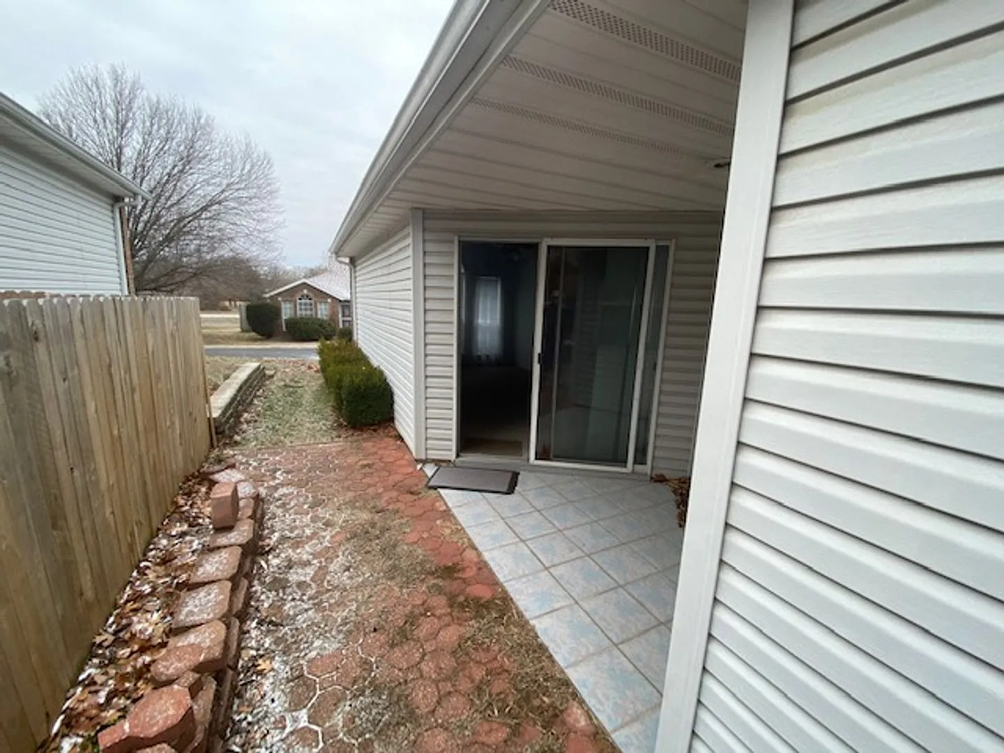 Great Location! Nice 2 Bedroom 2 Bath In Joplin-$1200 Rent-$1200 Deposit — Photo 2