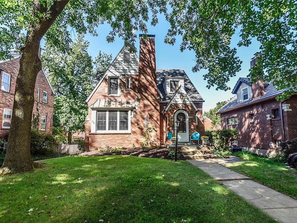 Charming 2 story with new roof and tuck-pointing!