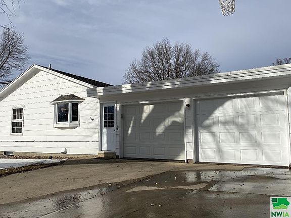 3rd image of 830 W Valley Dr