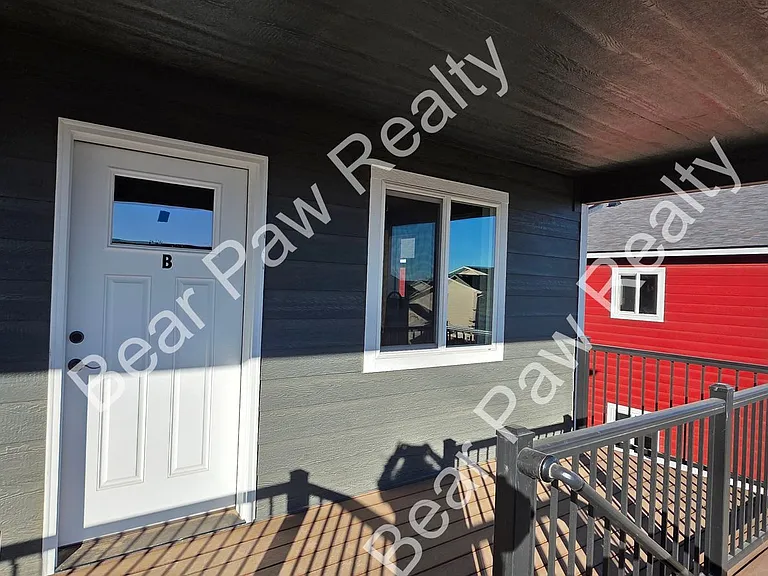 1026 Center Dr — Photo 2