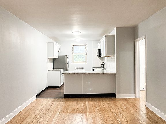 2nd image of 825 Iroquois St APT B4