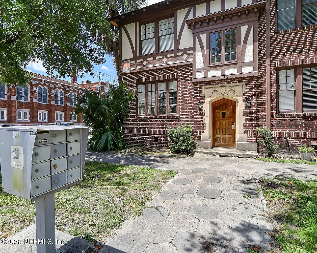 1 bed, 1.0 bath, 792 sqft, $1,350 — Photo 2