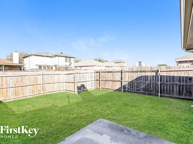 2447 Mallory Ln — Photo 15