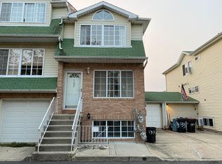 137 Woodcutters Ln #2F, Staten Island, NY 10306