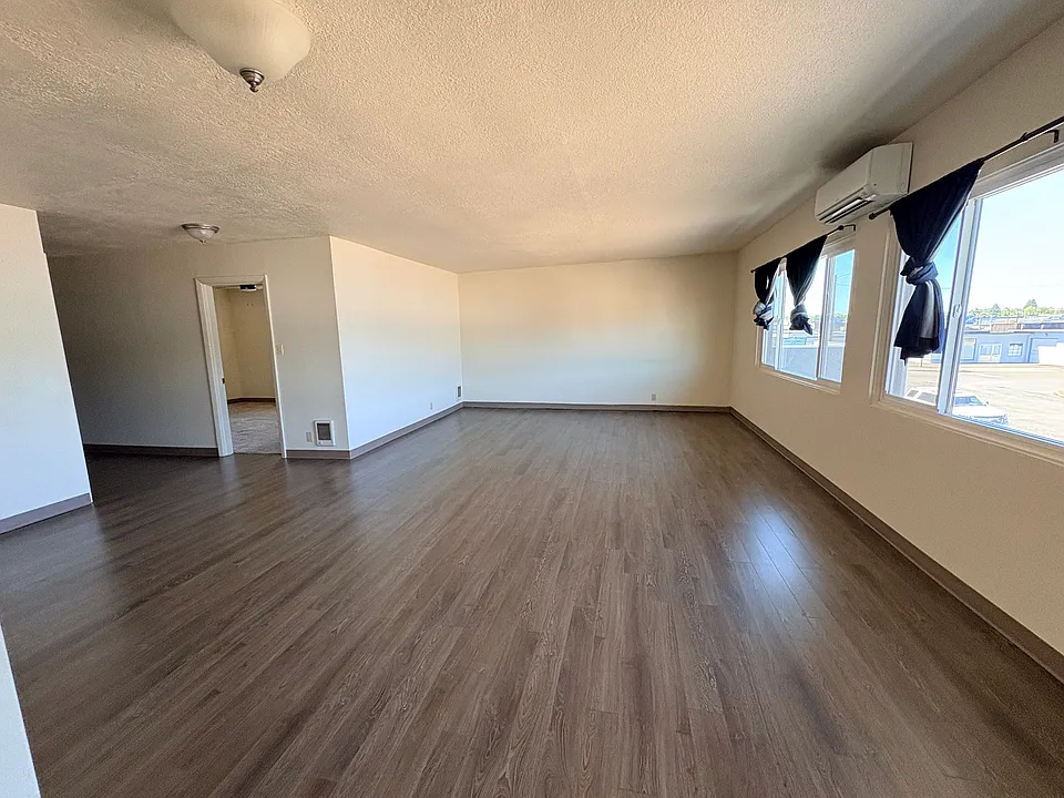 933 Vandercook Way