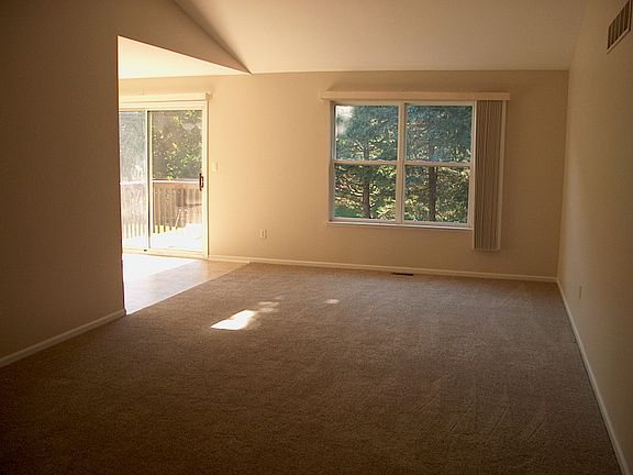 5th image of 218 Woodfield Square Ln