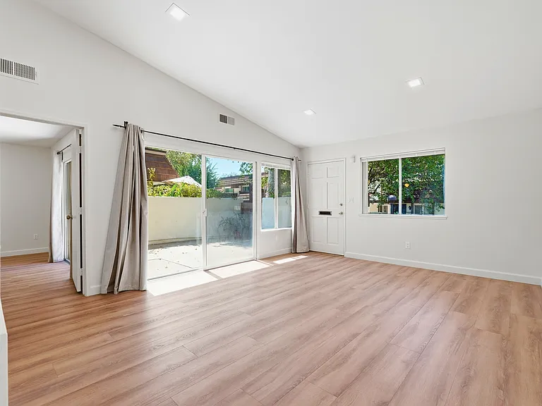 10432 Larwin Ave — Photo 3