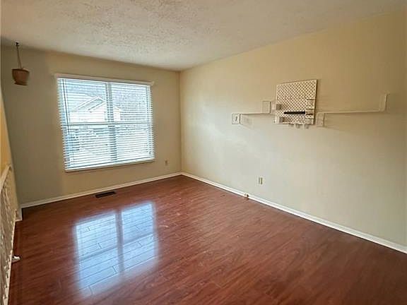 3rd image of 5913 NW Creekview Dr