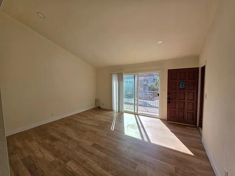 16th405 — Photo 3