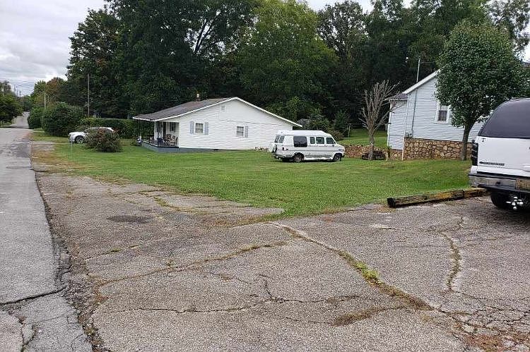 2nd image of White Oak Ave