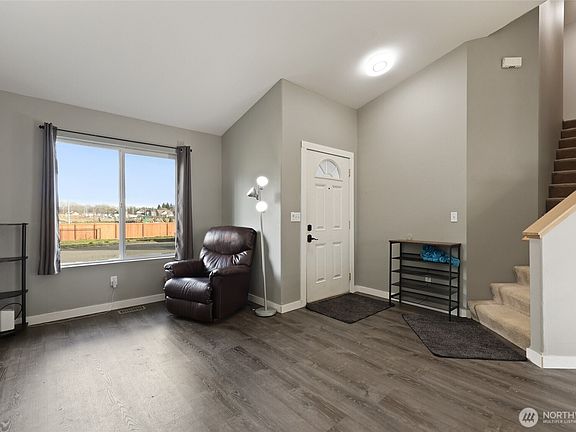 4th image of 9826 Greenleaf Loop SE