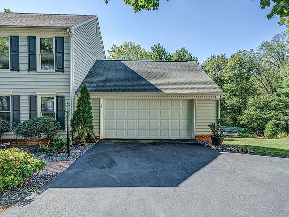3rd image of 5350 Chaucers Ct